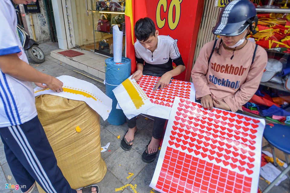 Người dân Hà Nội tấp nập mua đồ cổ vũ U23 Việt Nam